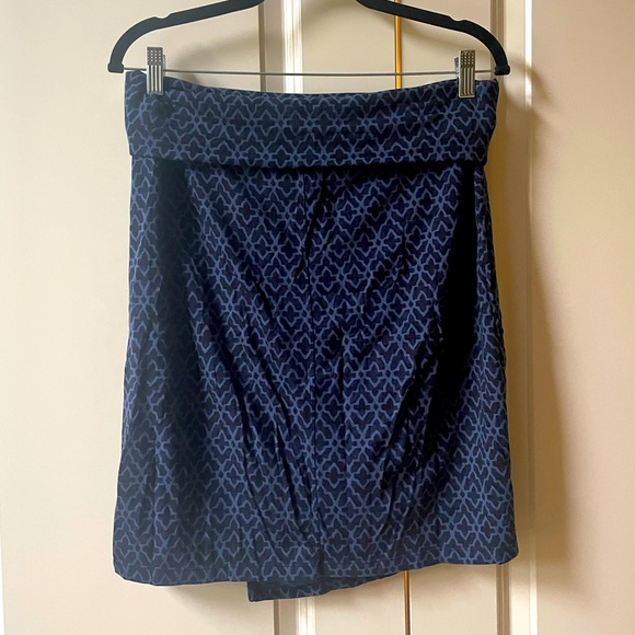 Athleta Seaside Foldover Faux Wrap Skirt Navy GeoPrint size M - Picture 4 of 7